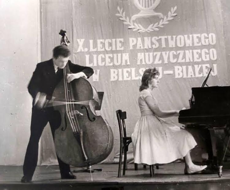 Dziesięciolecie szkoły, grający mężczyzna na kontrabasie i pianistka przy instrumencie
